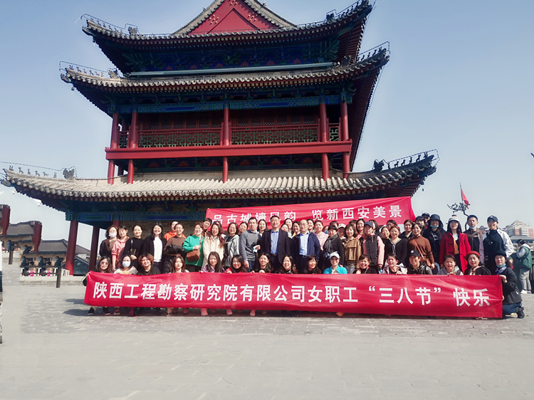 6228015c52f3a.jpg 合影城上.jpg